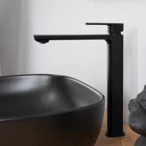 Grifo alto para lavabo Louga negro